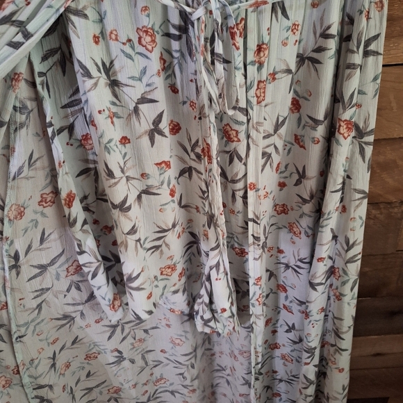 American Eagle Floral Cape-Overlay RomperSize Large - Picture 5 of 8